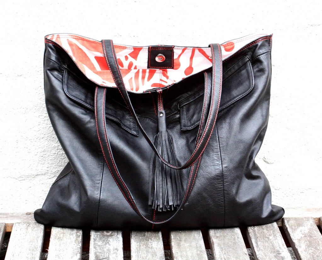 Black city bag with a red thread